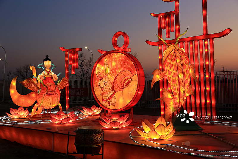金鱼和玉兔的灯展图片素材
