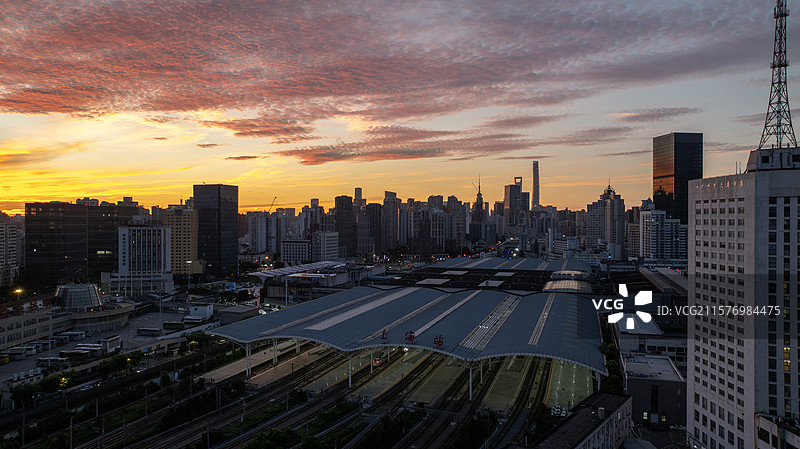 2025.6.30上海地标火烧云日出 上海站 苏州河 全景图片素材