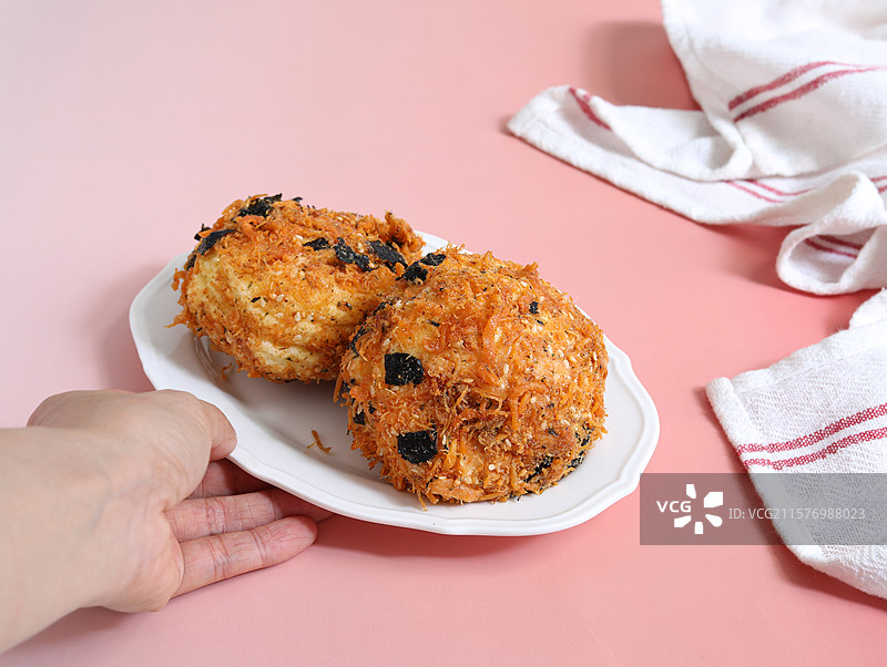 桌面上摆放着一碟子下午茶美食海苔肉松面包图片素材