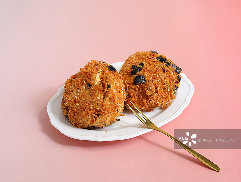 桌面上摆放着一碟子下午茶美食海苔肉松面包图片素材