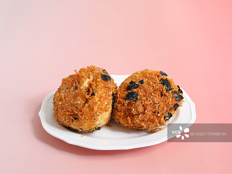 桌面上摆放着一碟子下午茶美食海苔肉松面包图片素材