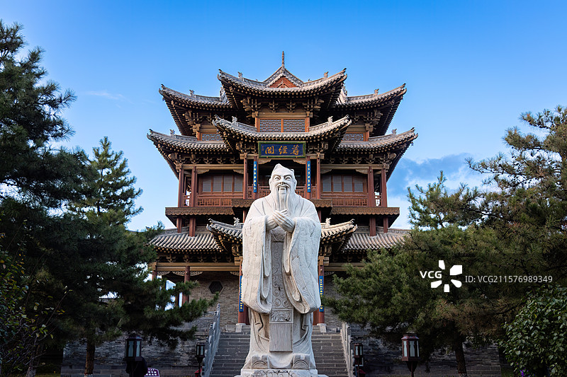 傍晚的山西省大同市古城文庙孔子全身石像与尊经阁图片素材