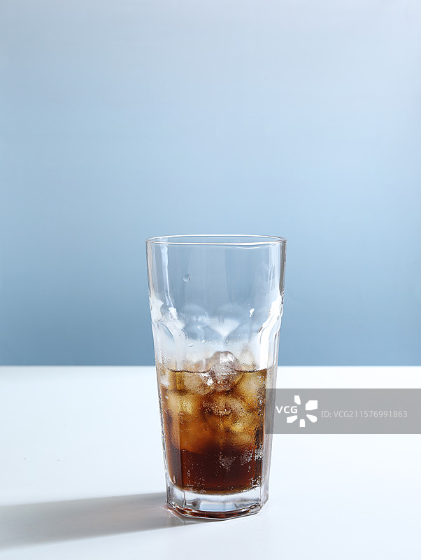 白色桌面上的一杯夏日立夏夏至饮品饮料冰镇可乐图片素材