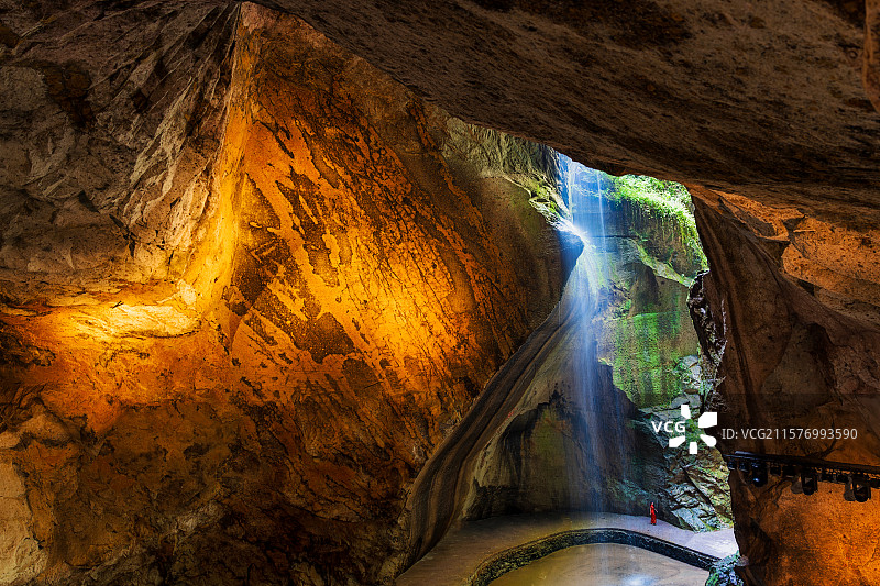 洞穴瀑布奇观：光和影的自然交响图片素材