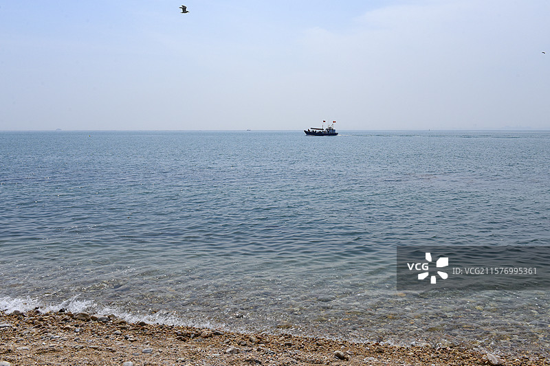 海面上漂浮的一艘船海景风光图片素材