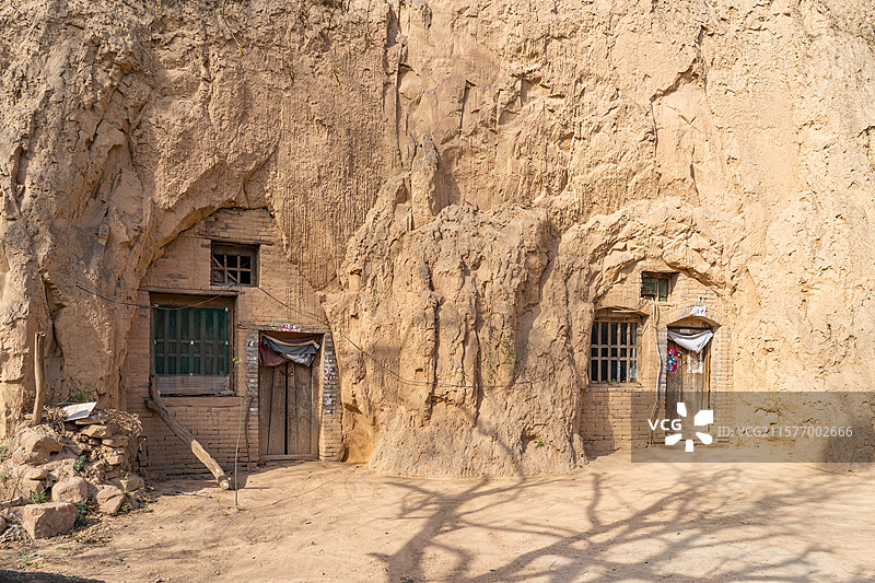 中国陕西山西宁夏甘肃黄土西北高坡房屋建筑，乡村风格古老的土窑窑洞，户外白昼无人图像摄影图片素材