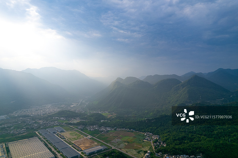 四川绵阳北川羌族自治县山区村落丁达尔光航拍图片素材