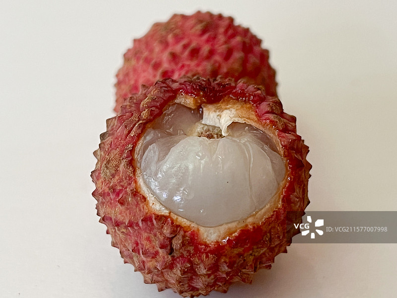 一颗半露出果肉的荔枝图片素材