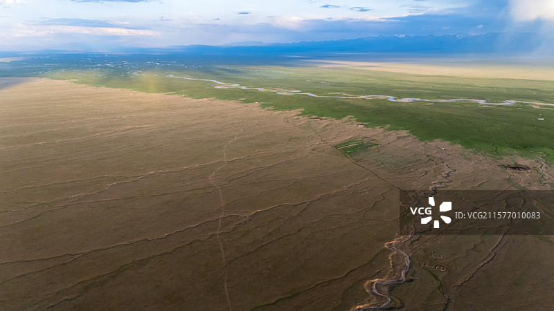 新疆雷雨云下的广袤草原独库公路图片素材