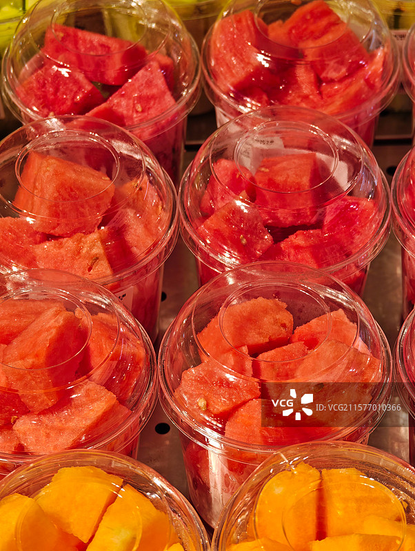 超市中五颜六色的新鲜水果切图片素材