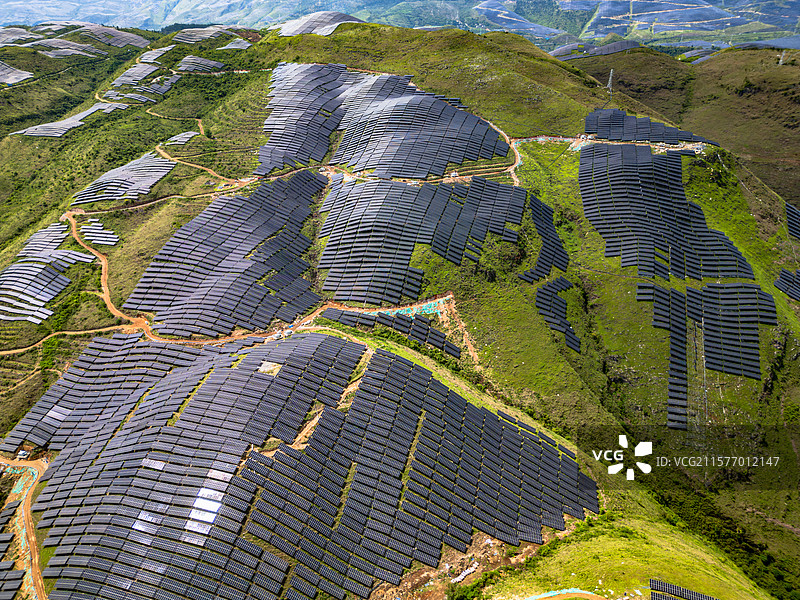 贵州安顺关岭罗秧河周边太阳能板群风光图片素材