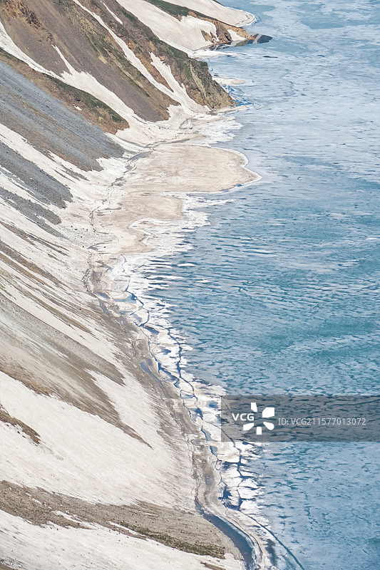 中国吉林延边白雪皑皑的长白山天池在蓝天下的低角度景色图片素材