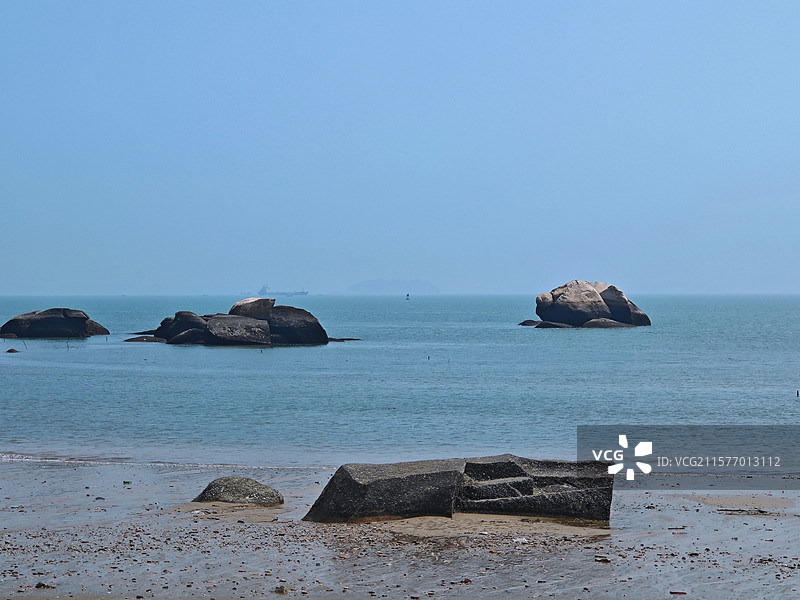 碧空映衬下的海滩风景，海滩上的岩石，厦门珍珠湾沙滩，厦门环岛海滨浴场图片素材