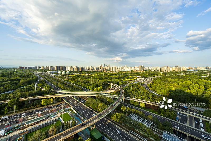 城市立交桥的绿色脉络- 北京四环望和桥日落金光普照图片素材