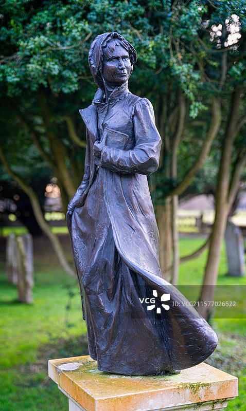 简·奥斯汀雕像，查尔顿圣尼古拉斯教堂，英国图片素材