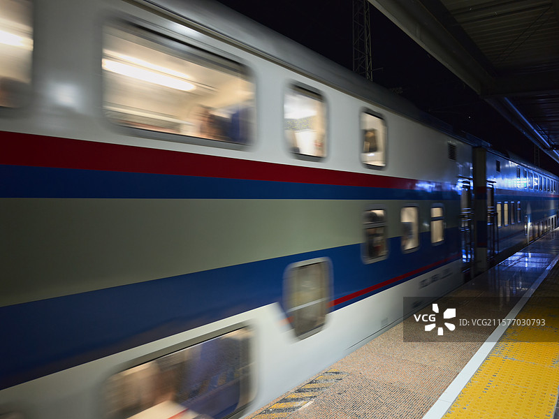 火车驶入车站图片素材