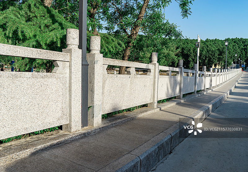 中国非都市风光拍摄主题，山东泰安泰山区革命烈士陵园公园园林，湖面上大理石水坝桥梁，户外白昼无人图像摄图片素材