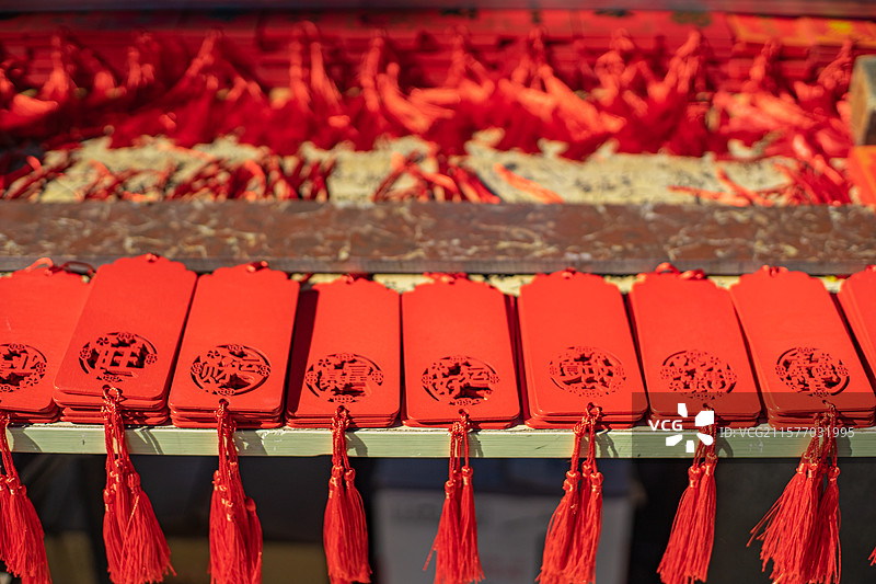 中国传统文化和自然风光拍摄主题  ,桌子上摆放着大量红色空白的许愿牌子，户外白昼无人图像摄影图片素材