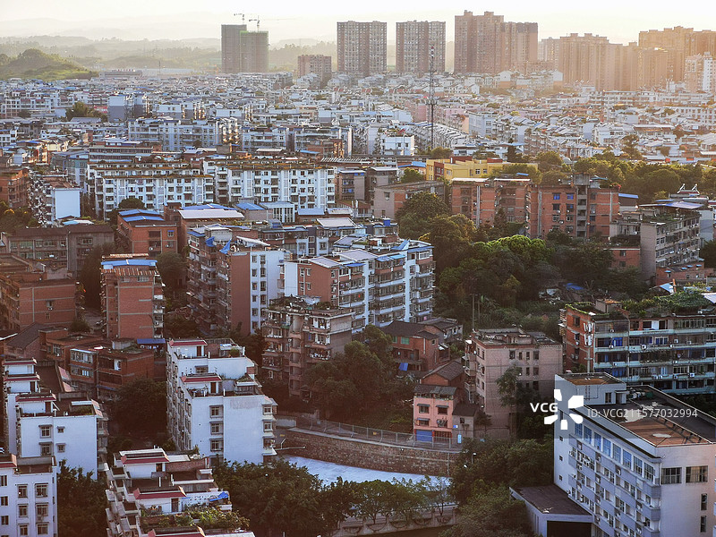 俯瞰夕阳下的威远县老城居民区图片素材