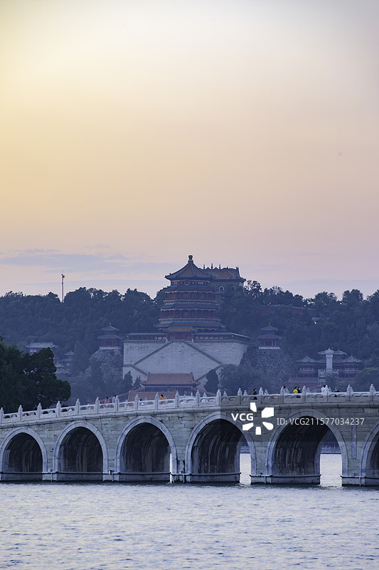 夕阳下的拱桥图片素材