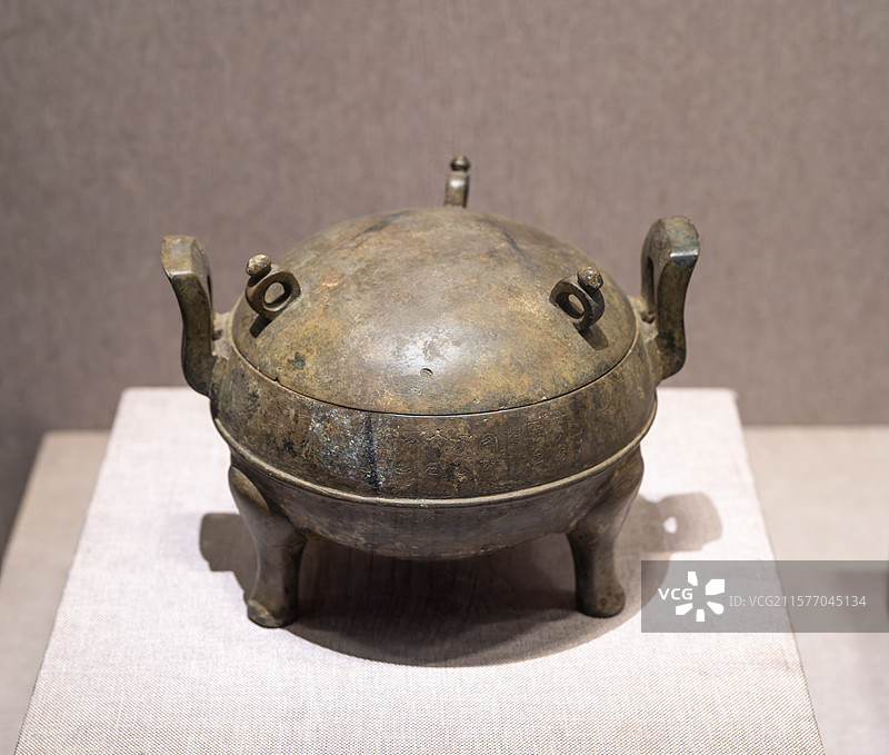 河南博物院 博物馆 文物 “平安君”铜鼎 秦代（公元前221-前207年） 泌阳县官庄村出土图片素材