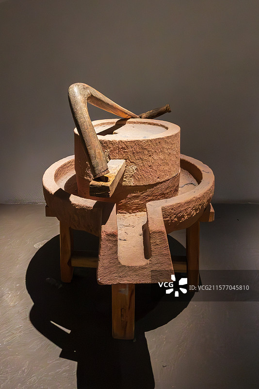 传统石磨与木制工具组合展示图片素材