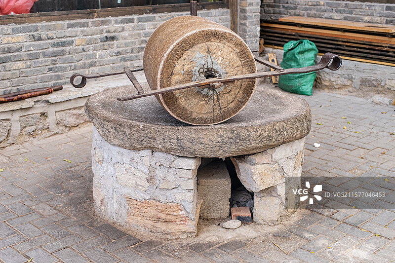 中国国内著名景点拍摄主题，山东泰安王林坡网红村风景区岩石磨盘农具，户外白昼无人图像摄影图片素材