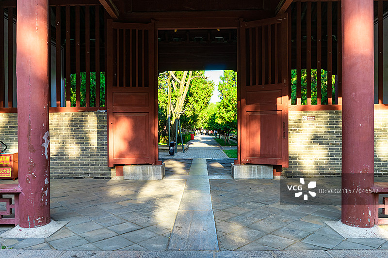 中国山东泰安著名景点泰山旅行旅游目的，泰山第一行宫岱庙，随墙门的城门，户外白昼无人图像摄影图片素材