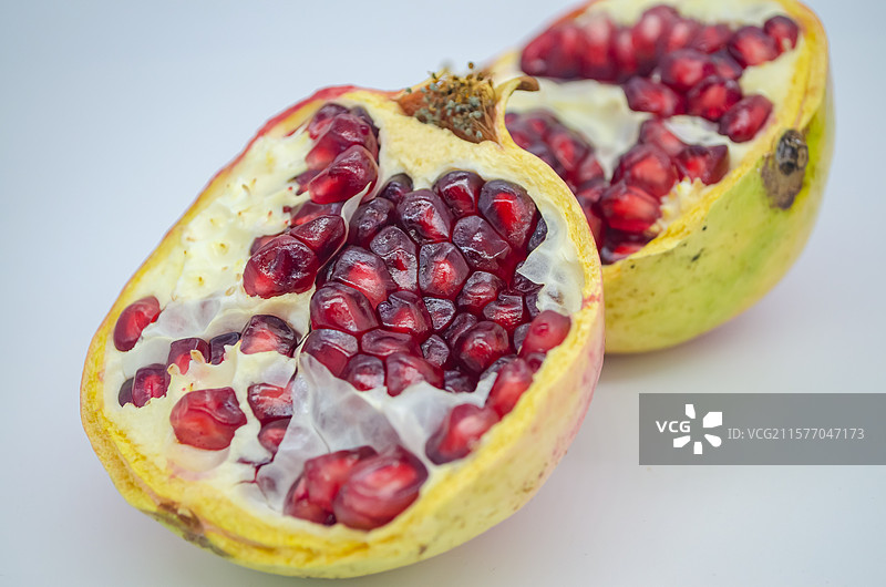 中国野生植物影棚拍摄拍摄主题，裂开的石榴，紫色的石榴籽，室内无人图像摄影图片素材