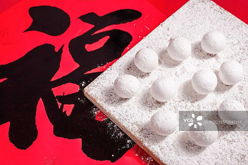 手工制作好的汤圆和煮熟的汤圆图片素材