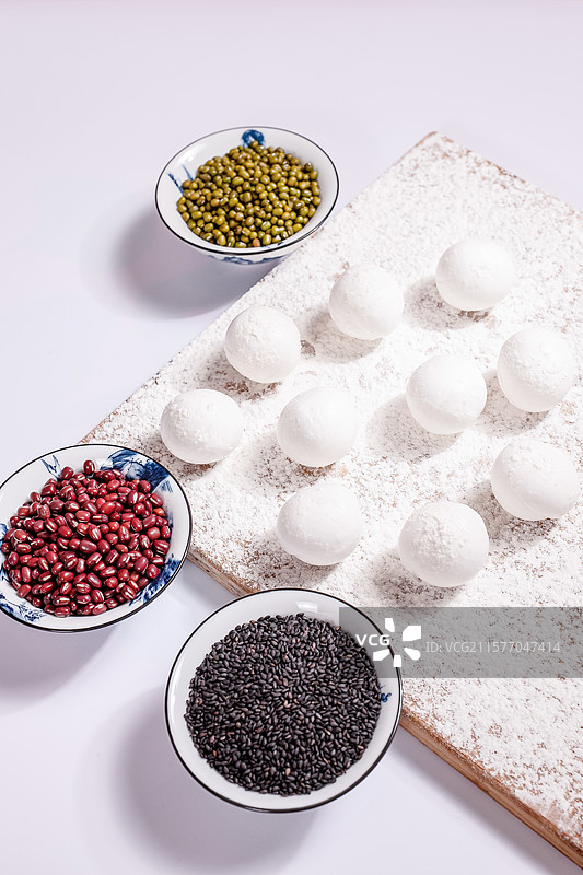 手工制作好的汤圆和煮熟的汤圆图片素材