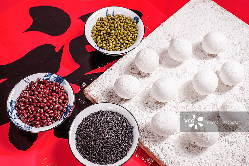手工制作好的汤圆和煮熟的汤圆图片素材
