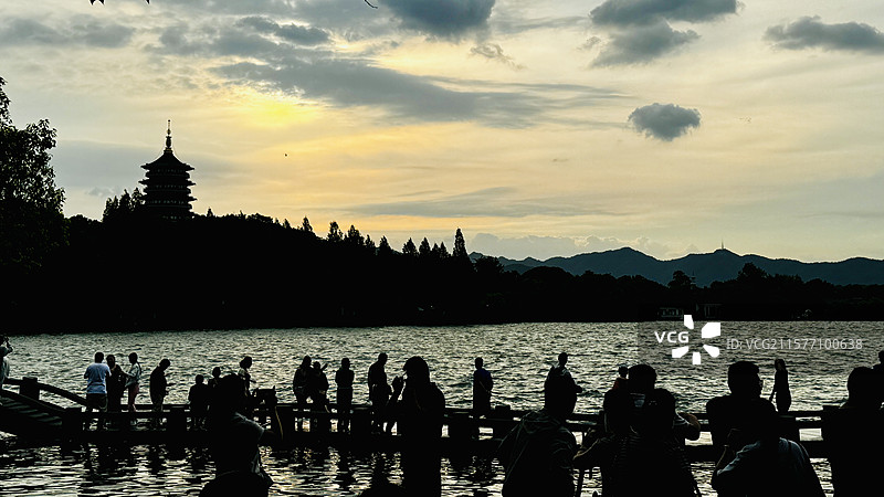 塔影湖光·游人暮赏图片素材
