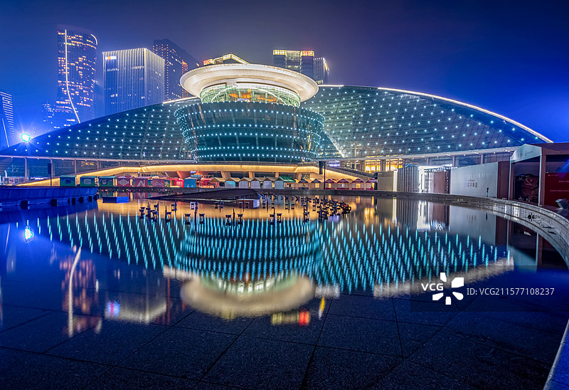 杭州大剧院夜景和倒影图片素材