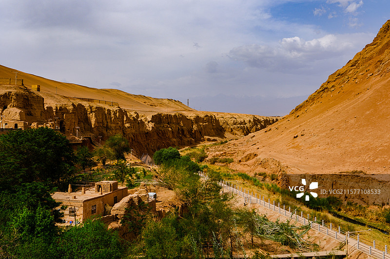 中国新疆吐鲁番市火焰山中断木头沟河谷西岸柏孜克里克千佛洞，火焰山中断风光图片素材