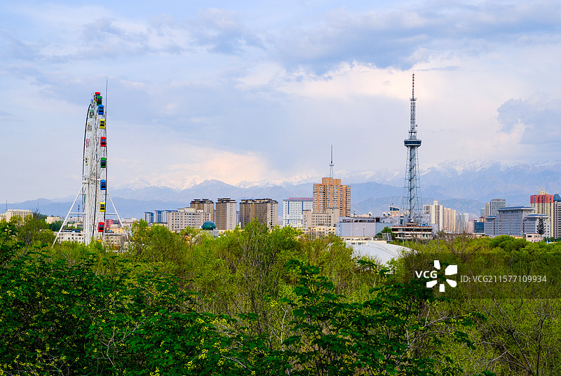 中国新疆乌鲁木齐市红山公园看乌鲁木齐城市风光图片素材