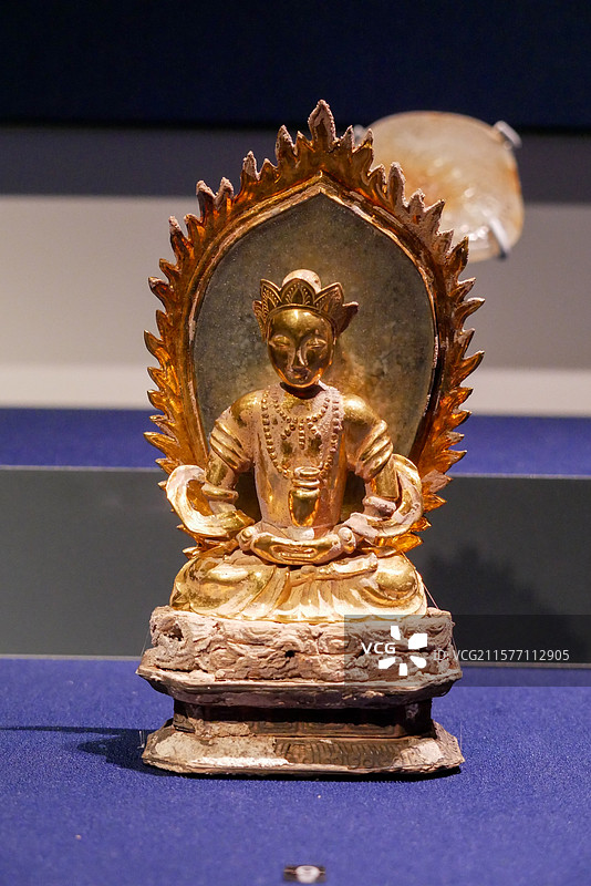 嵌石火焰背光木座金佛图片素材