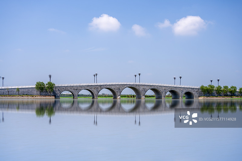 中国河南省周口市淮阳龙湖夏季风光图片素材