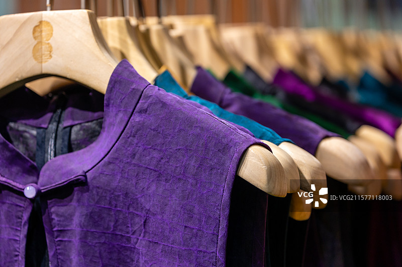 店铺中悬挂展示销售中的香云纱服装图片素材