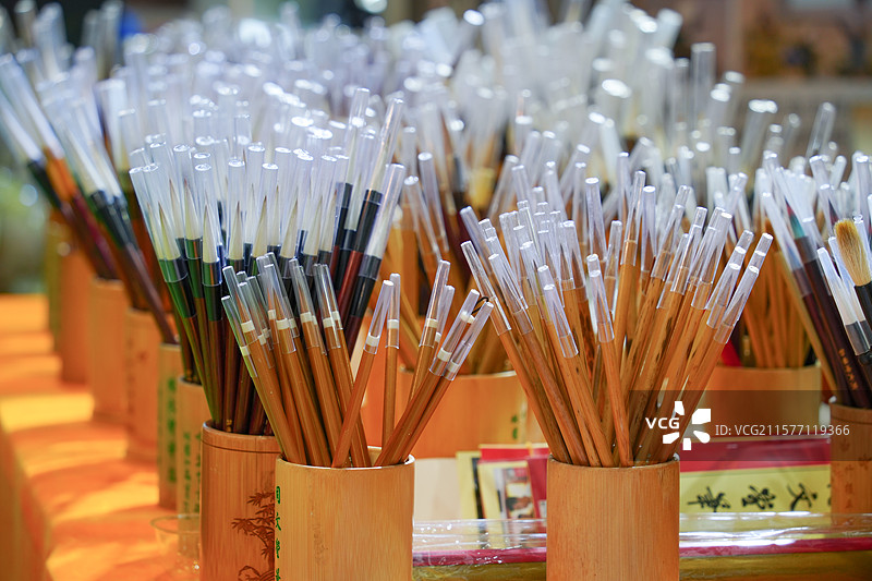 文具摊位上成筒摆放的中式毛笔画笔图片素材