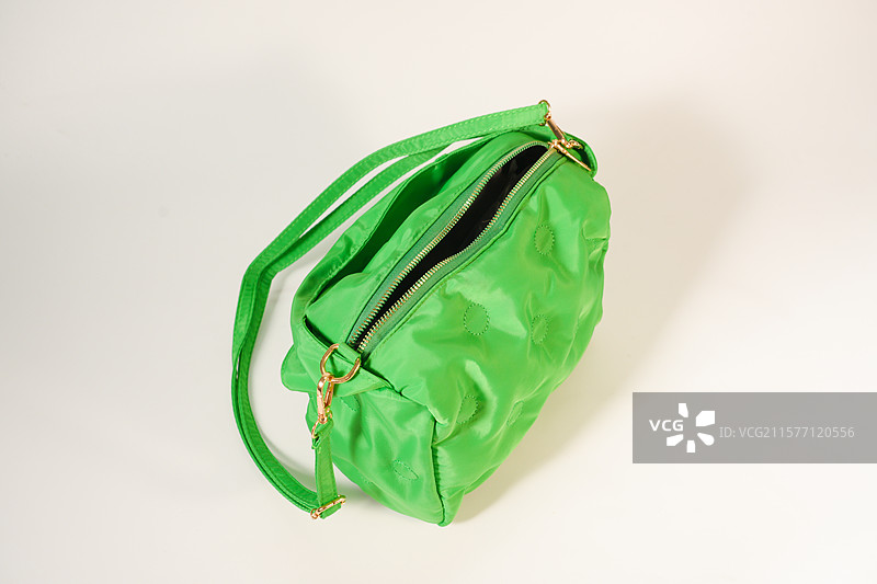 绿到发光的手提包白底图图片素材