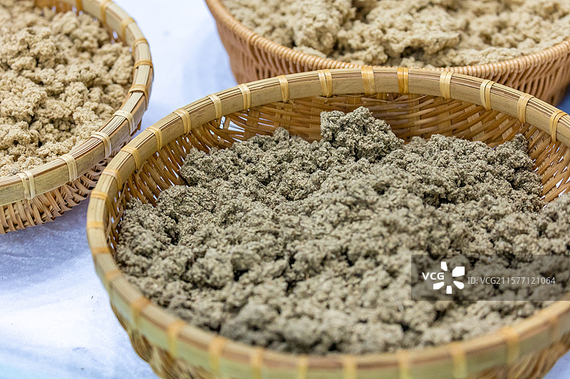 中医传统艾炙用材料艾条与艾绒组图图片素材