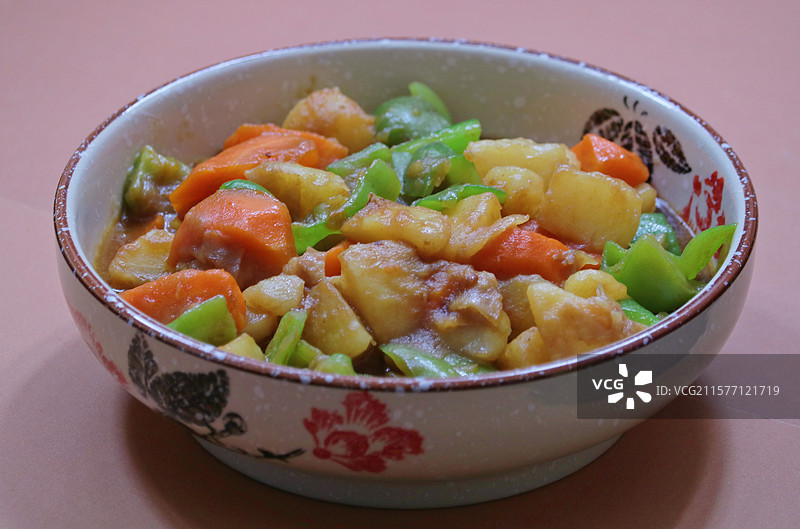 中餐美食土豆胡萝卜炒柿子椒图片素材