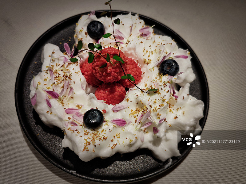 创意类菜品：云朵荔枝虾球图片素材