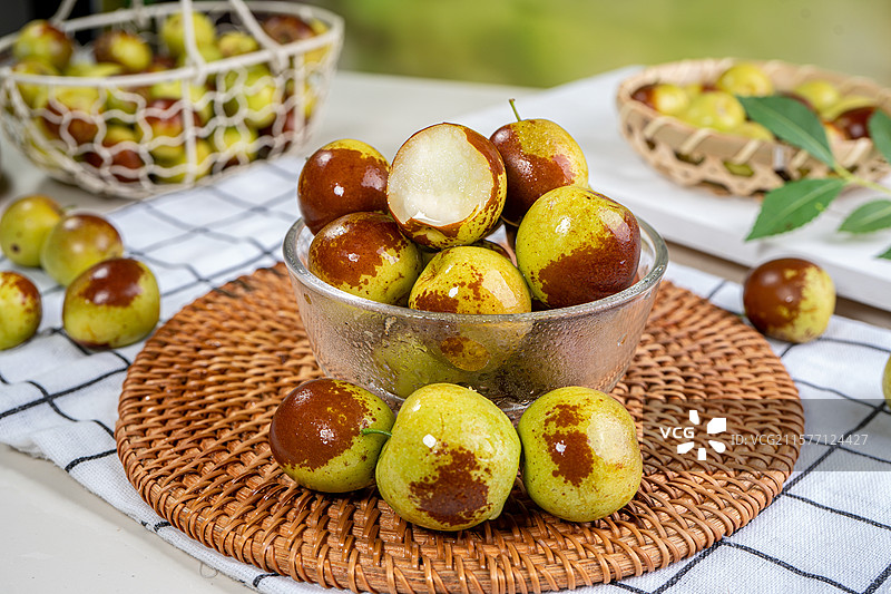 新鲜诱人的冬枣果实图片素材