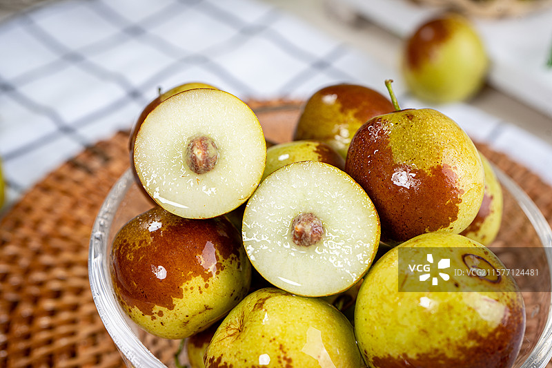 新鲜诱人的冬枣果实图片素材