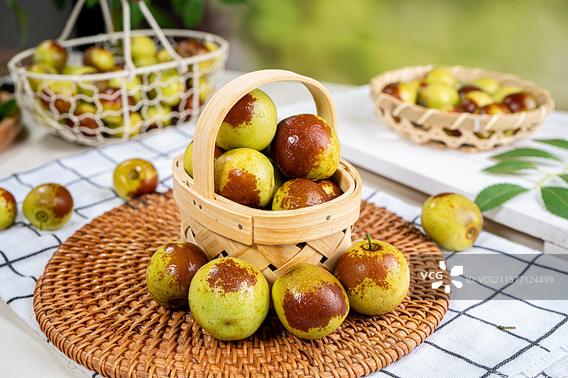 新鲜诱人的冬枣果实图片素材