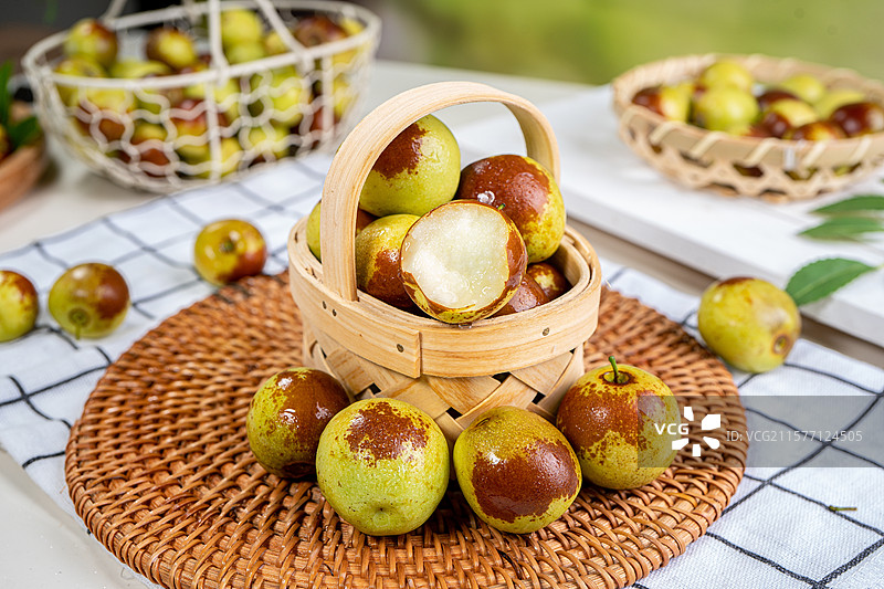 新鲜诱人的冬枣果实图片素材