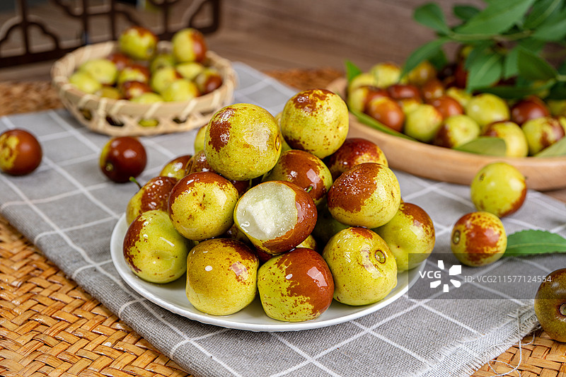 新鲜诱人的冬枣果实图片素材