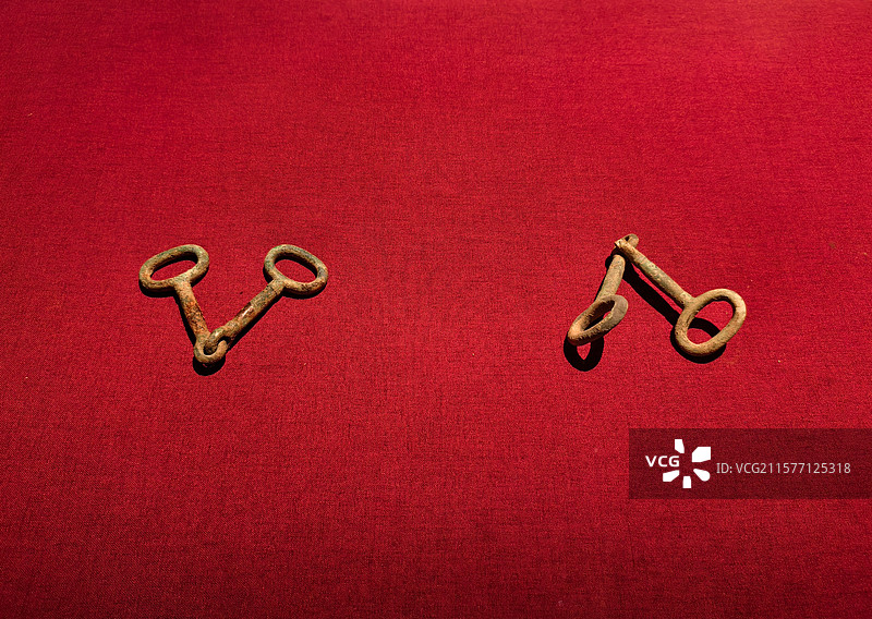 海昏侯国遗址博物馆馆藏的青铜马衔图片素材